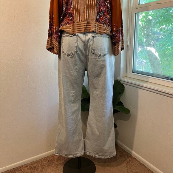 Boohoo Light Wash Denim Vertical Raw Hem Flared High Rise Jeans Size 14 - Picture 5 of 13